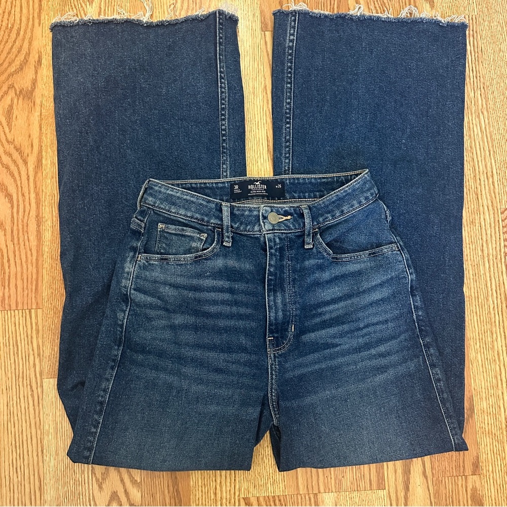 NEW Hollister ultra high rise vintage stretch jeans with frayed bottoms!